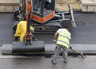 Машинист машины для укладки дорожных бордюров